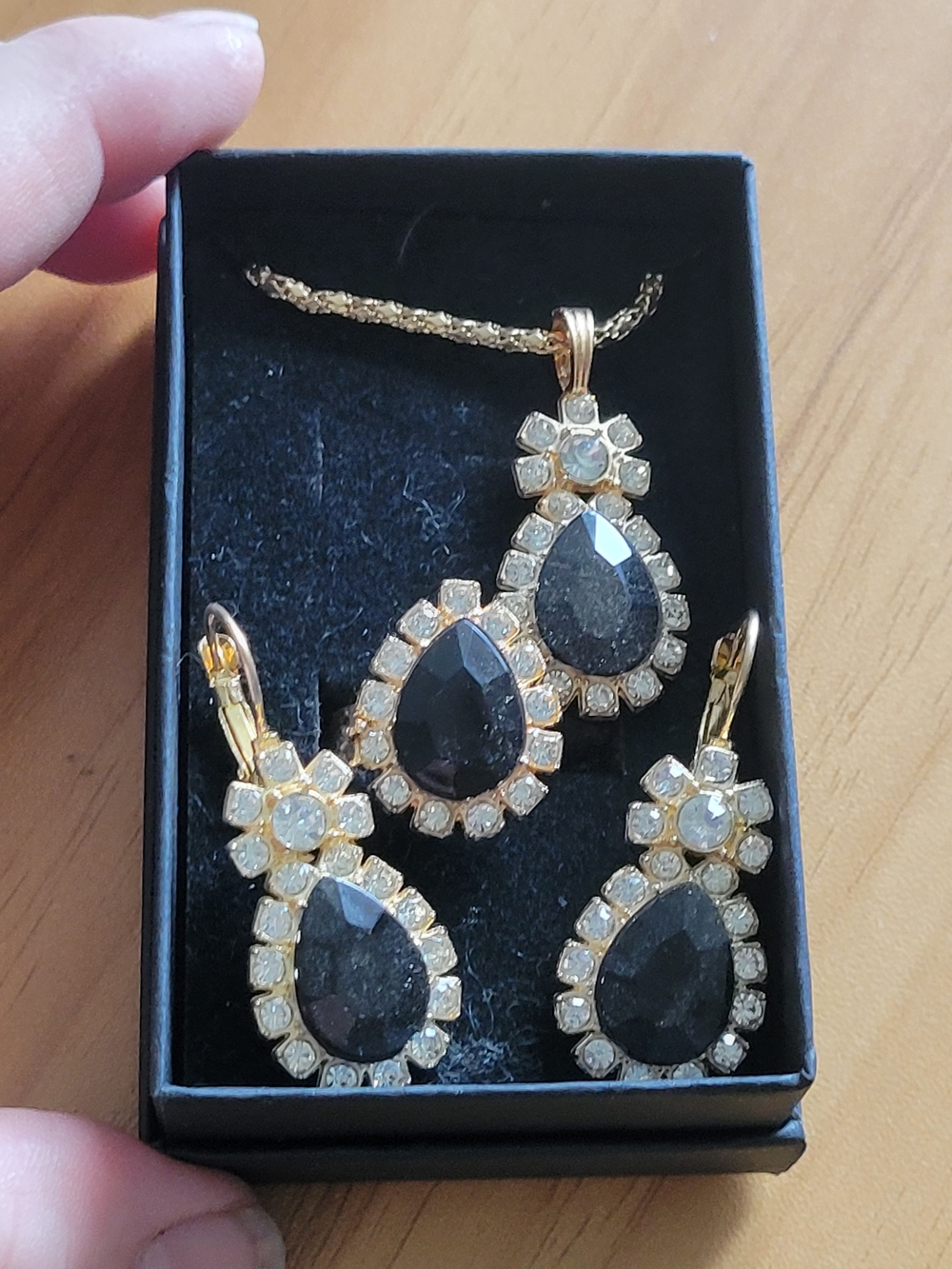 🧋NEW🧋Gold-Tone Black Teardrop Necklace , Ring & Earring Set
